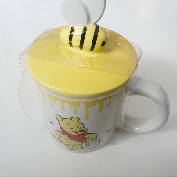 Disney Winnie the Pooh Mug with Lid - Picture 2 of 4